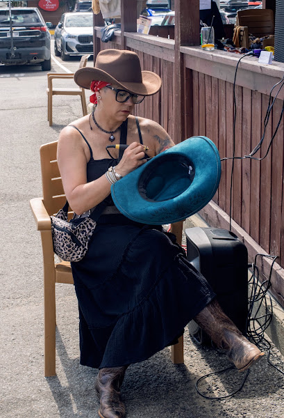 Une créatrice travaille à la décoration d’un chapeau turquoise