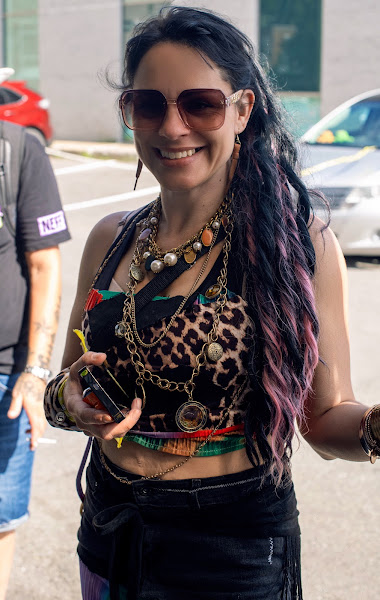 Éloïse Jean souriante, avec ses lunettes et ses accessoires colorés au Salon Western