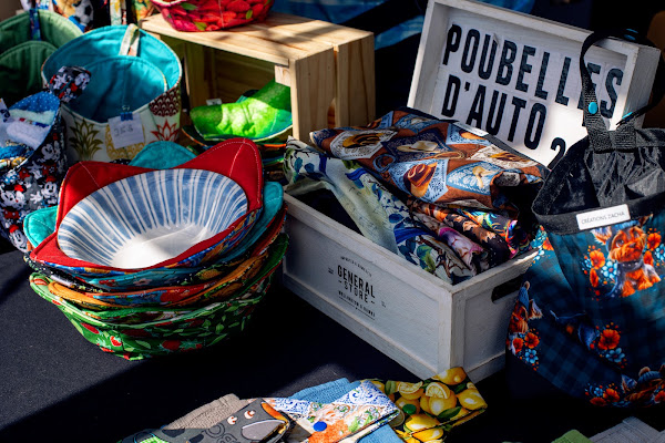 Un kiosque garni de créations textiles aux motifs et aux couleurs variés